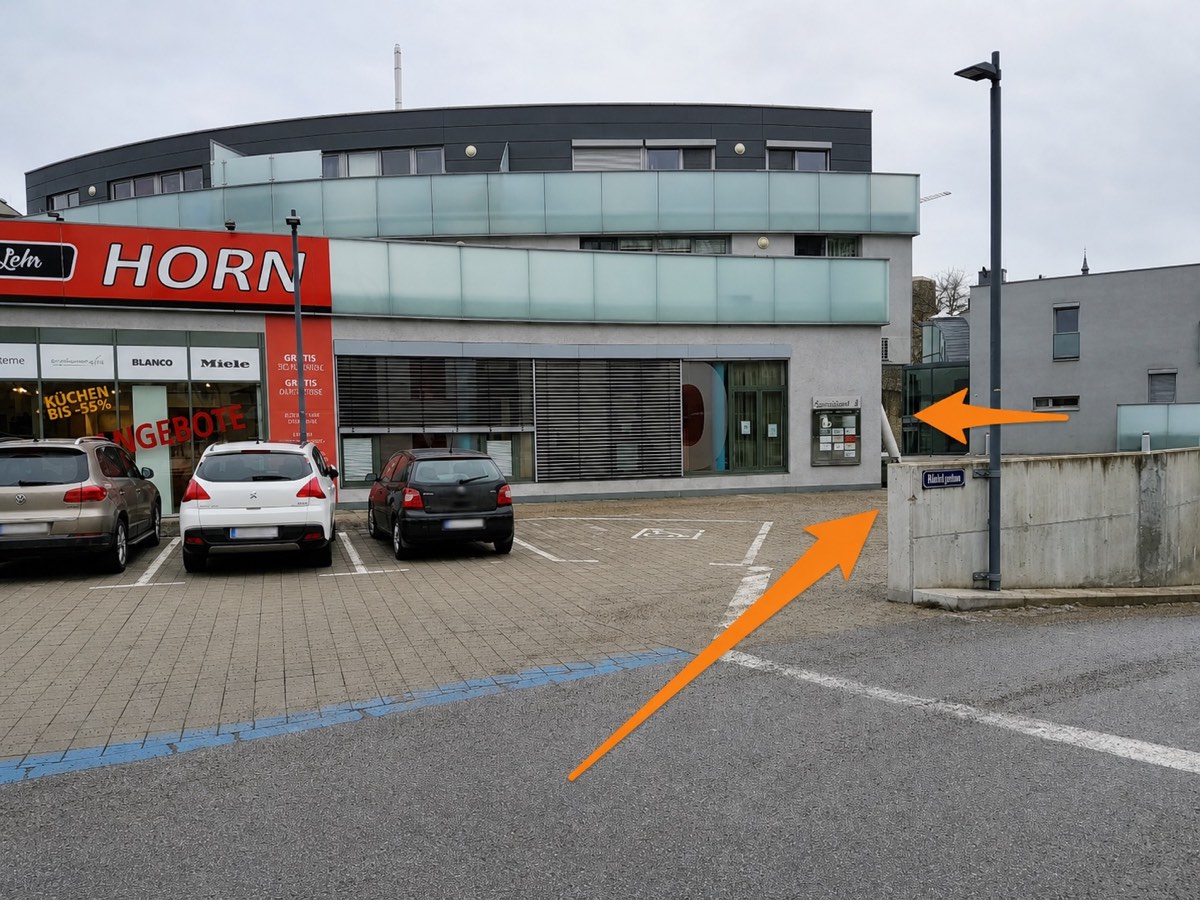 Zufahrt zum Parkdeck über die Riedenburggasse mit Richtungspfeil