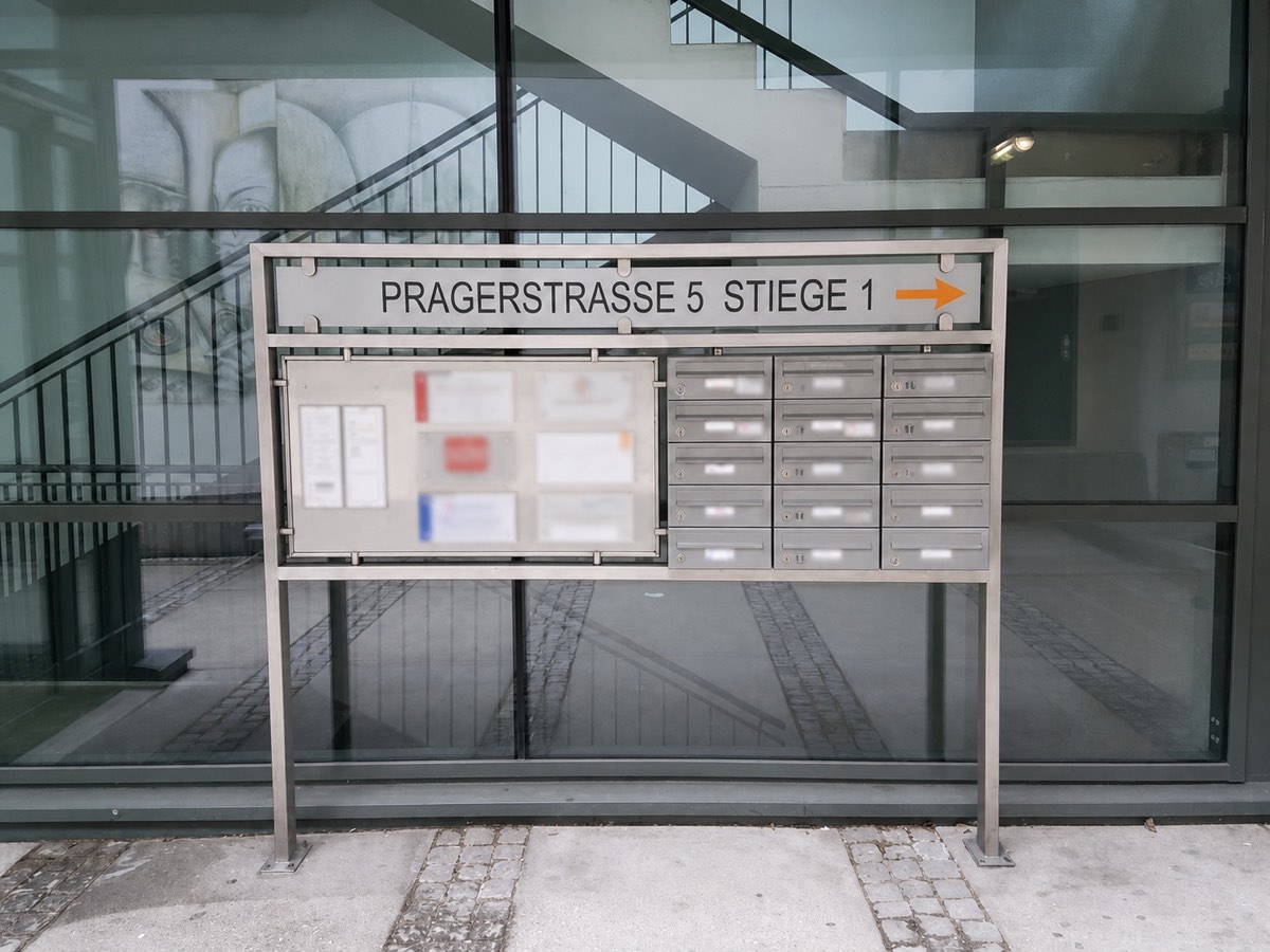 Hinweisschild zu Stiege 1 in der Öhlknechthof-Passage mit Richtungspfeil