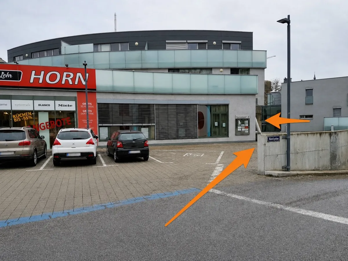 Zufahrt zum Parkdeck über die Riedenburggasse mit Richtungspfeil
