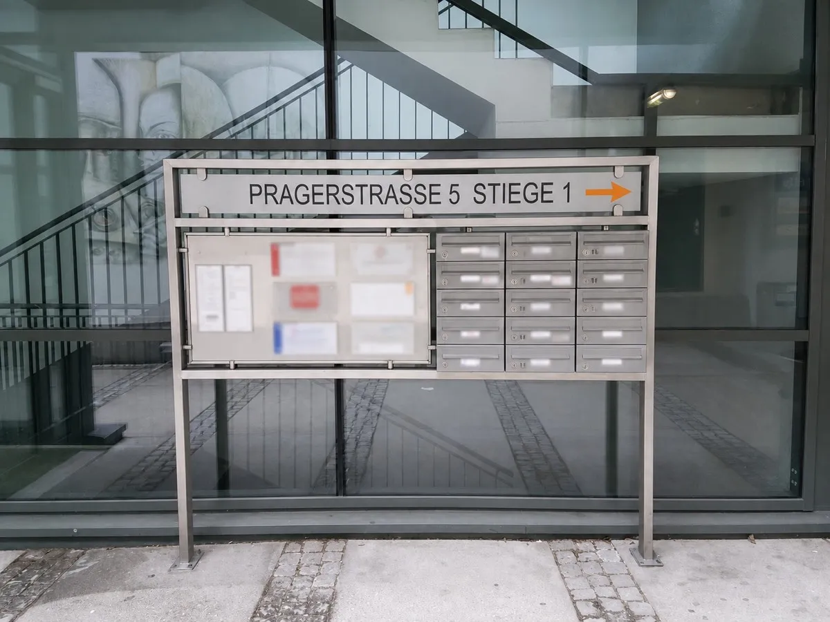 Hinweisschild zu Stiege 1 in der Öhlknechthof-Passage mit Richtungspfeil